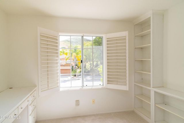 327 Savoy Court, Oak Park, CA 91377