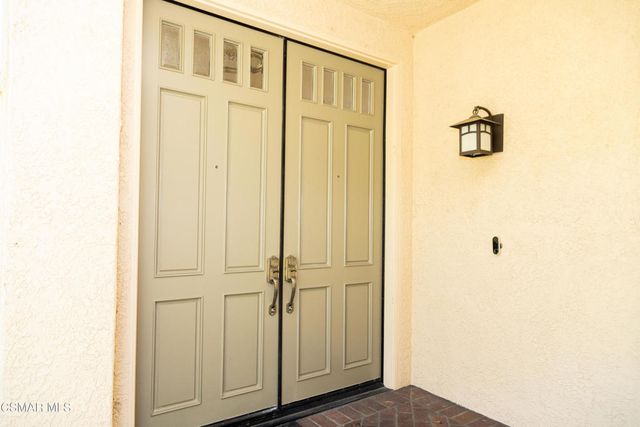 327 Savoy Court, Oak Park, CA 91377
