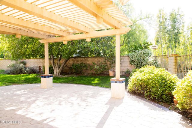 327 Savoy Court, Oak Park, CA 91377