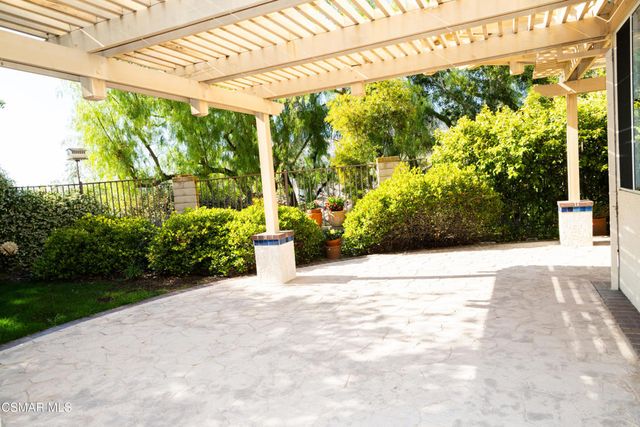 327 Savoy Court, Oak Park, CA 91377