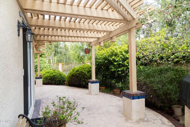 327 Savoy Court, Oak Park, CA 91377