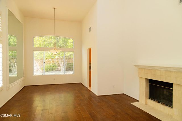 327 Savoy Court, Oak Park, CA 91377
