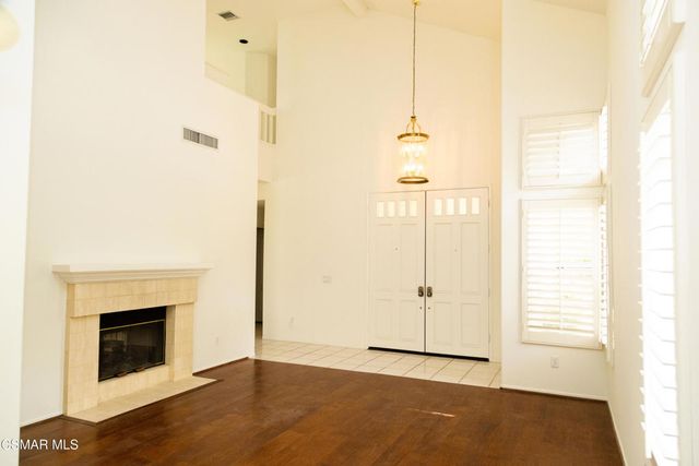 327 Savoy Court, Oak Park, CA 91377