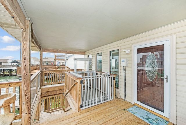 336 Admiral Circle, Tiki Island, TX 77554
