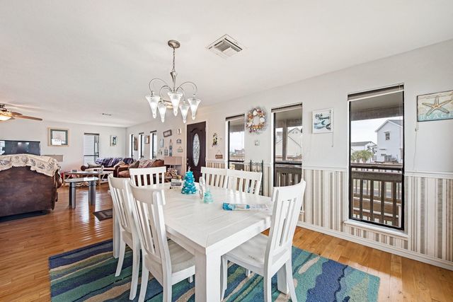 336 Admiral Circle, Tiki Island, TX 77554