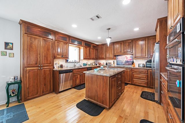 336 Admiral Circle, Tiki Island, TX 77554