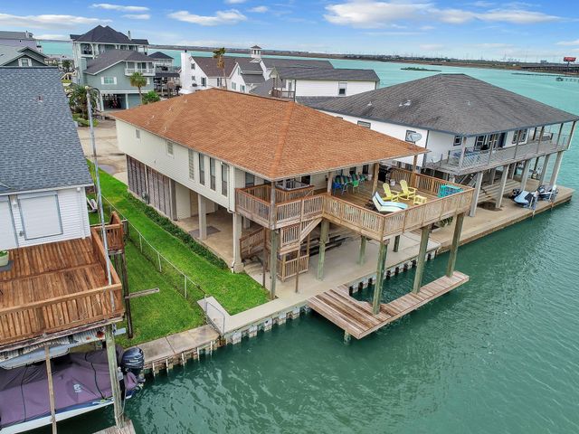 336 Admiral Circle, Tiki Island, TX 77554
