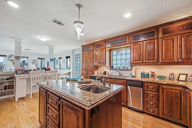 336 Admiral Circle, Tiki Island, TX 77554