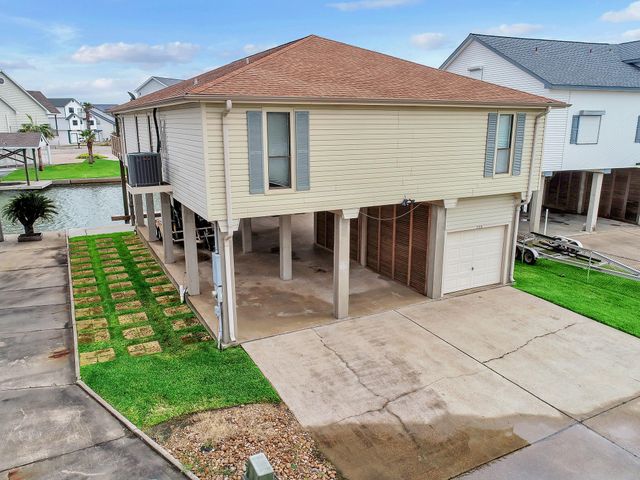 336 Admiral Circle, Tiki Island, TX 77554