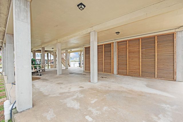 336 Admiral Circle, Tiki Island, TX 77554