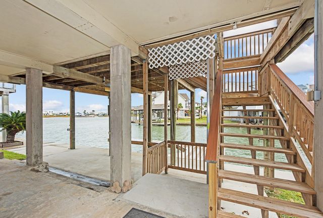 336 Admiral Circle, Tiki Island, TX 77554