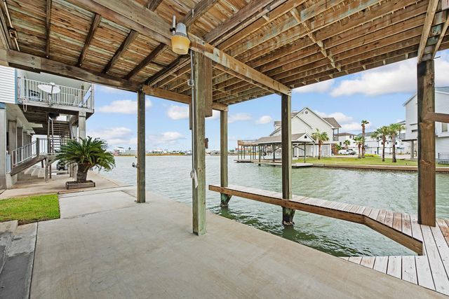 336 Admiral Circle, Tiki Island, TX 77554
