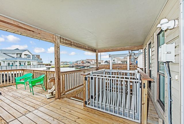 336 Admiral Circle, Tiki Island, TX 77554