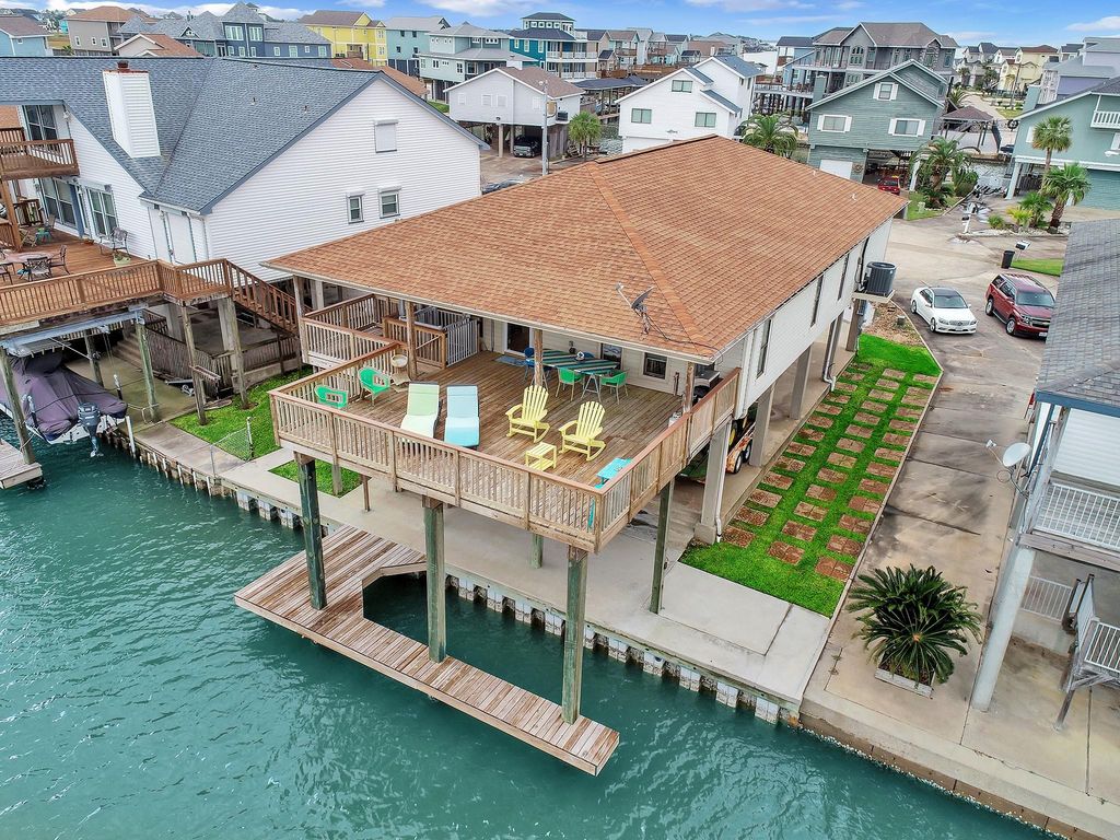 336 Admiral Circle, Tiki Island, TX 77554