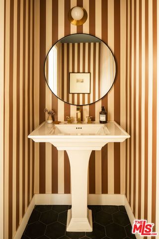 3906 Tracy Street, Los Angeles, CA 90027