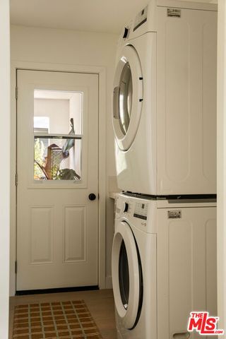 3906 Tracy Street, Los Angeles, CA 90027