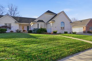 151 Willowood Circle, Bowling Green, OH 43402