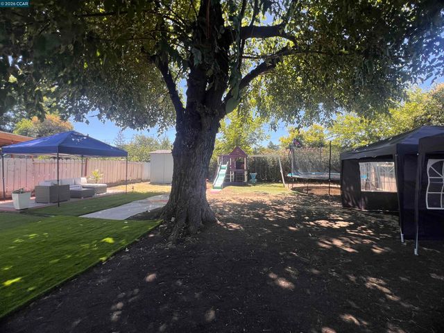 2428 Crescent Dr, Concord, CA 94520