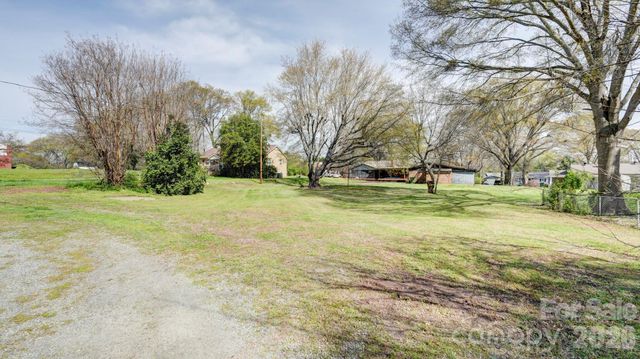 312 & 314 W Charlotte Avenue, Mount Holly, NC 28120