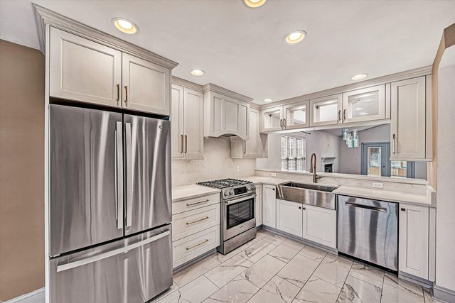 4530 Colonial Place DR, Roanoke, VA 24018