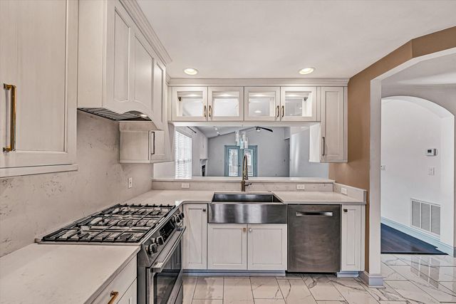 4530 Colonial Place DR, Roanoke, VA 24018