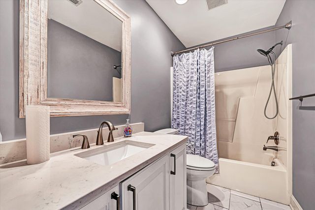 4530 Colonial Place DR, Roanoke, VA 24018