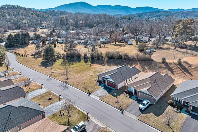 4530 Colonial Place DR, Roanoke, VA 24018