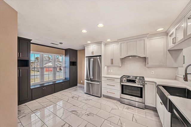 4530 Colonial Place DR, Roanoke, VA 24018