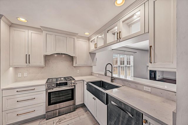 4530 Colonial Place DR, Roanoke, VA 24018