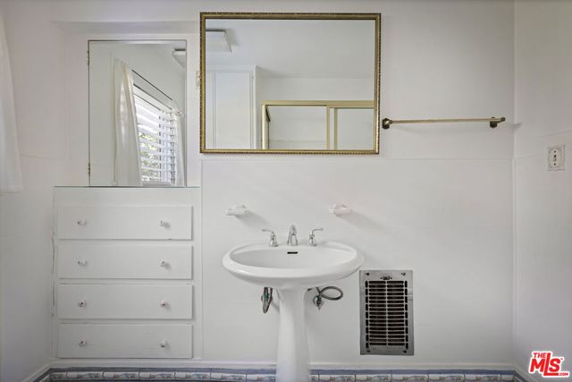 2315 Nella Vista Avenue, Los Angeles, CA 90027