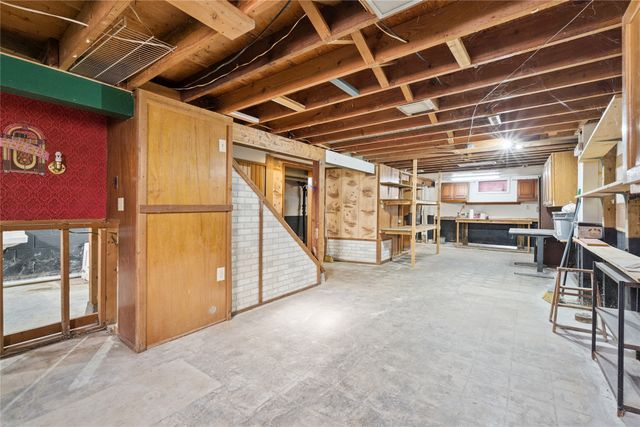 7460 Southview Drive, Des Moines, IA 50315