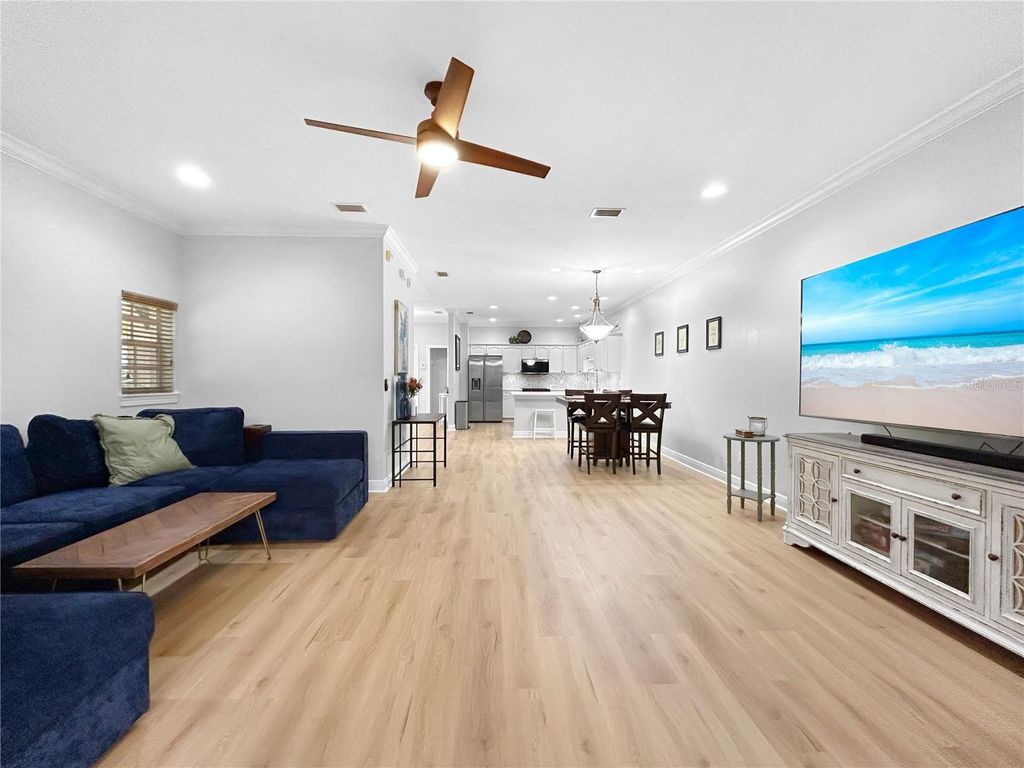 Image 11 of property listing at 254 VALENCIA CIRCLE, St Petersburg, FL 33716