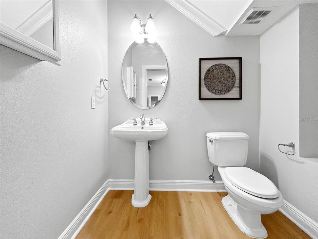 Image 13 of property listing at 254 VALENCIA CIRCLE, St Petersburg, FL 33716