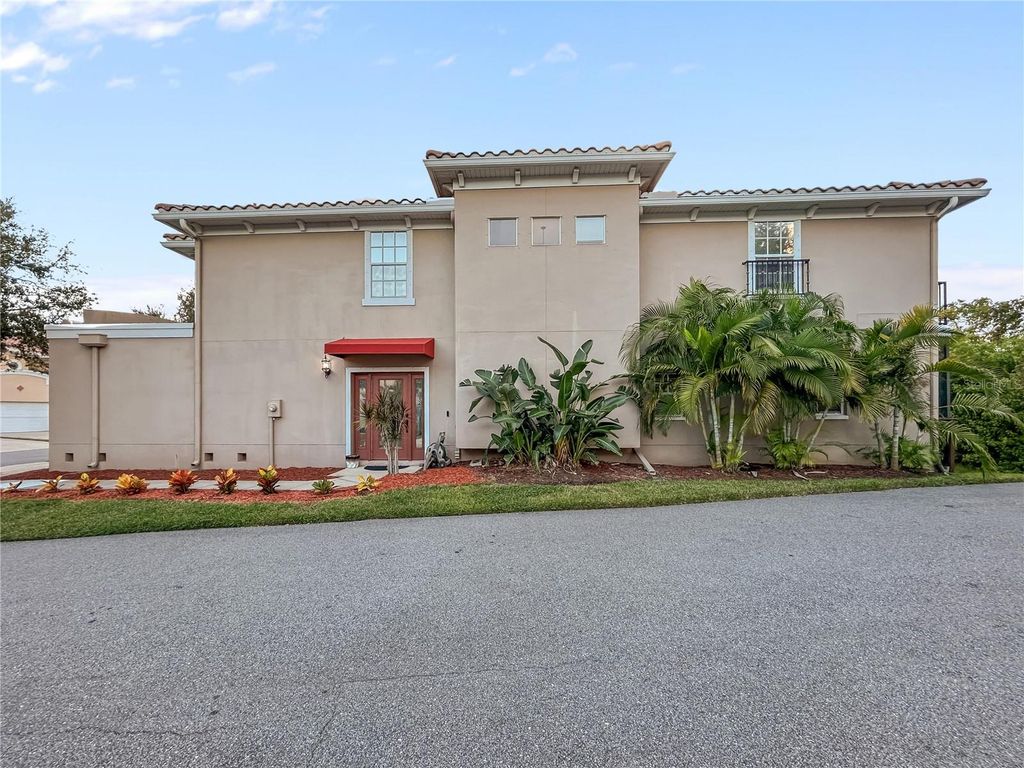 Image 3 of property listing at 254 VALENCIA CIRCLE, St Petersburg, FL 33716