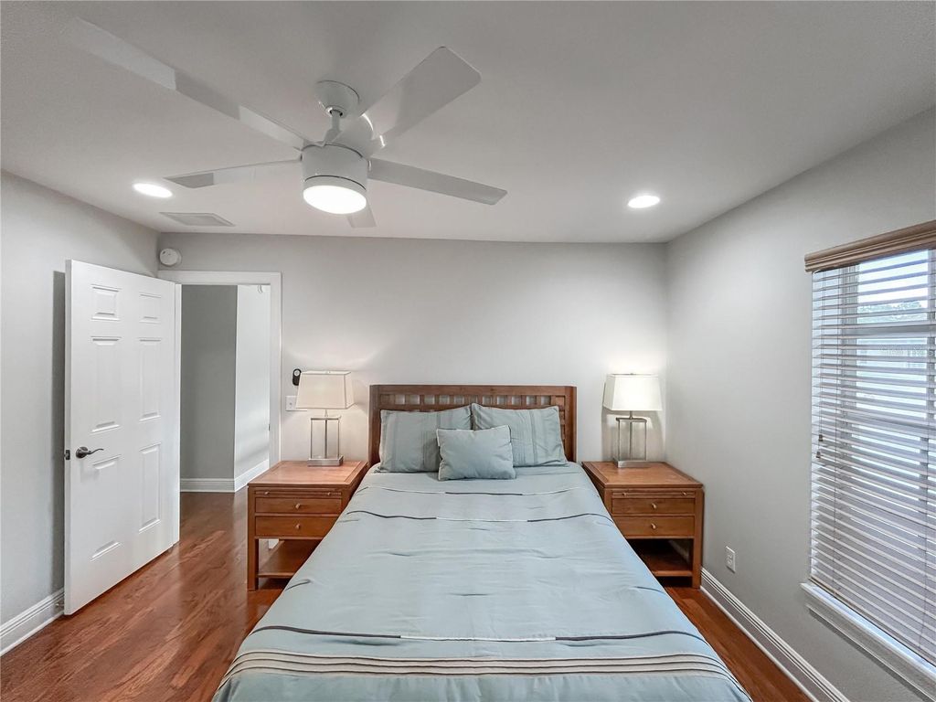 Image 28 of property listing at 254 VALENCIA CIRCLE, St Petersburg, FL 33716