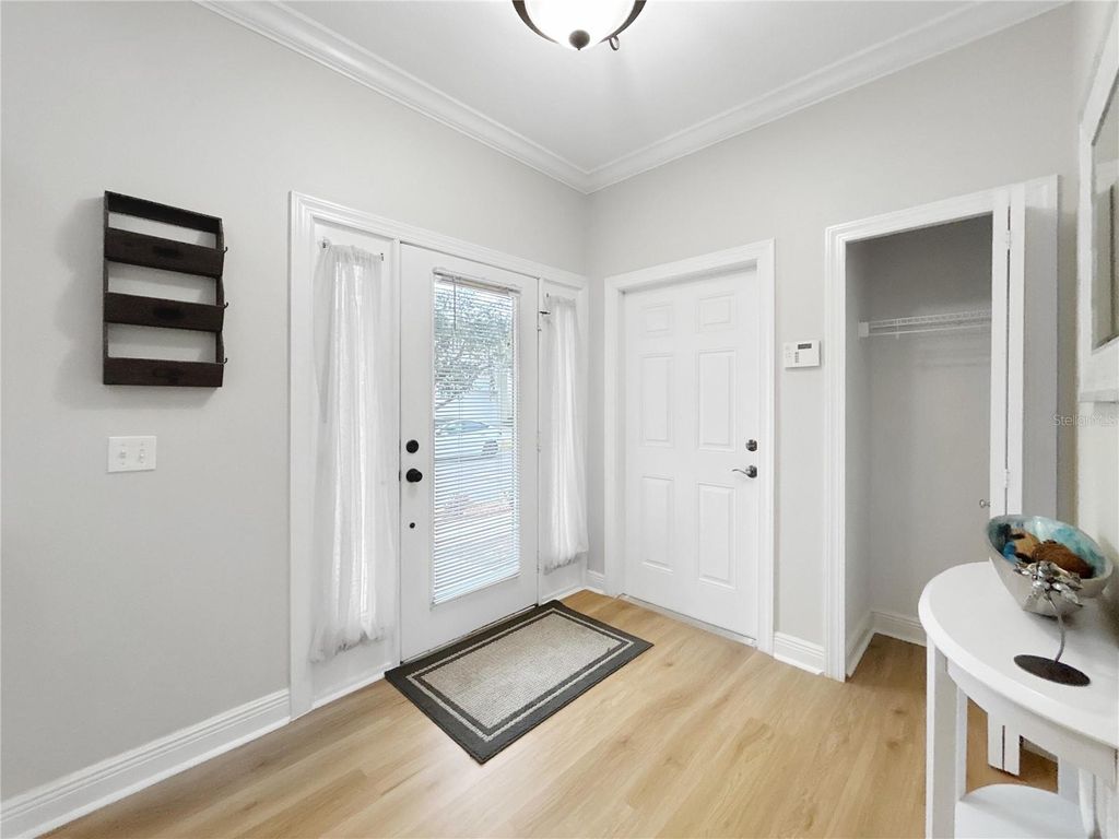 Image 4 of property listing at 254 VALENCIA CIRCLE, St Petersburg, FL 33716