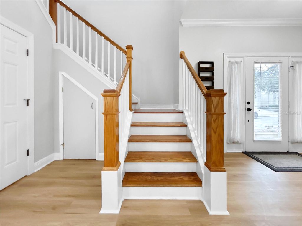 Image 6 of property listing at 254 VALENCIA CIRCLE, St Petersburg, FL 33716