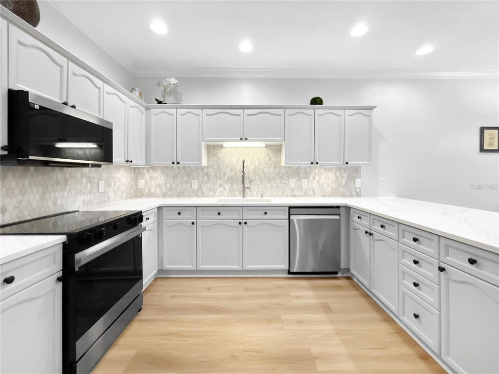 Image 7 of property listing at 254 VALENCIA CIRCLE, St Petersburg, FL 33716