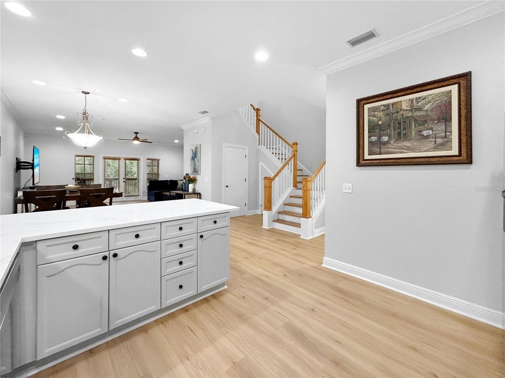 Image 9 of property listing at 254 VALENCIA CIRCLE, St Petersburg, FL 33716