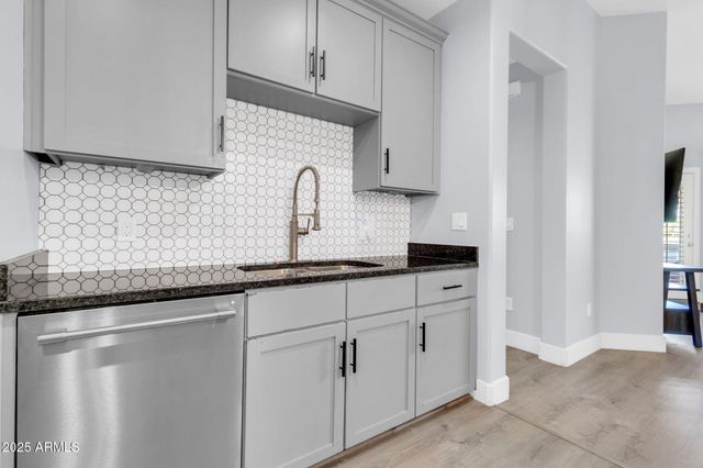 945 E Playa Del Norte Drive 2005, Tempe, AZ 85288