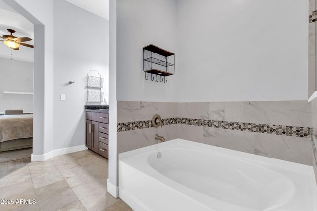 945 E Playa Del Norte Drive 2005, Tempe, AZ 85288