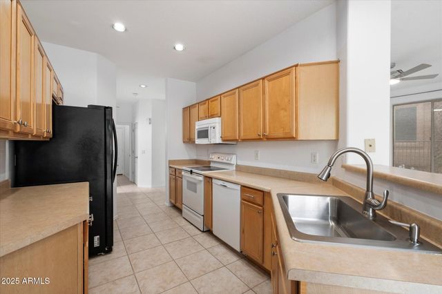 14046 N EDGEWORTH Drive B, Fountain Hills, AZ 85268