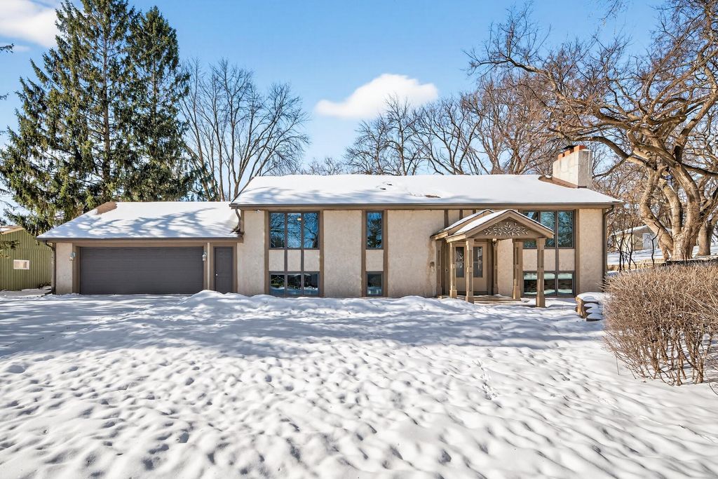 4134 Red Oak Ridge, Minnetonka, MN 55345