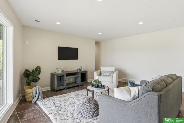 12706 Cottonwood Lane, Springfield, NE 68059