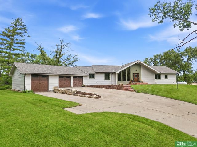 12706 Cottonwood Lane, Springfield, NE 68059