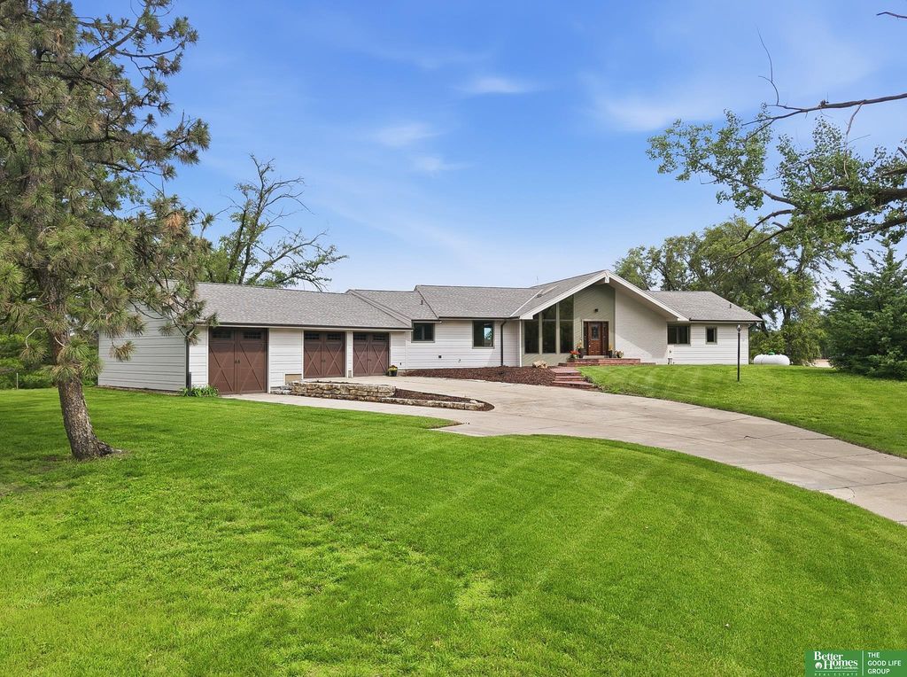 12706 Cottonwood Lane, Springfield, NE 68059
