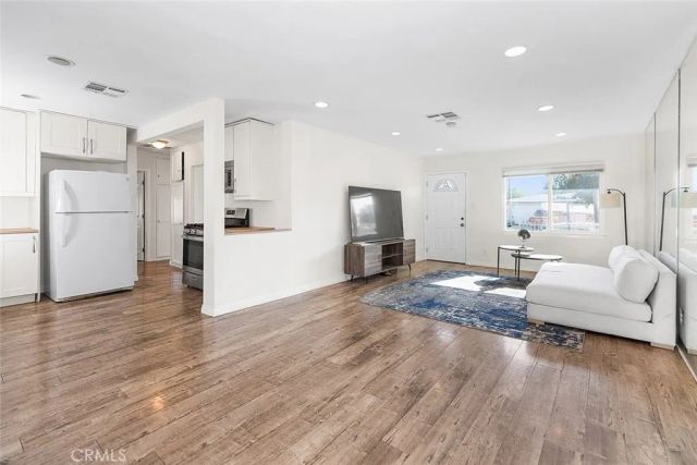 8827 Sylmar Avenue, Panorama City, CA 91402