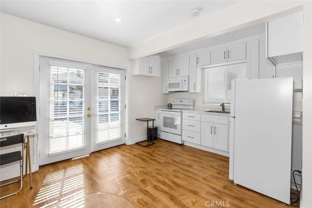 8827 Sylmar Avenue, Panorama City, CA 91402