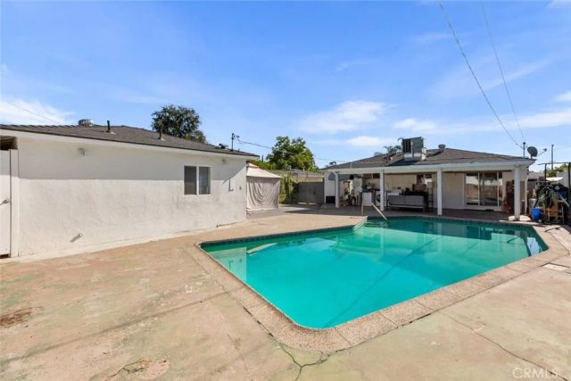 8827 Sylmar Avenue, Panorama City, CA 91402