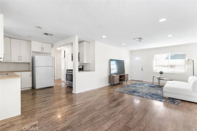 8827 Sylmar Avenue, Panorama City, CA 91402